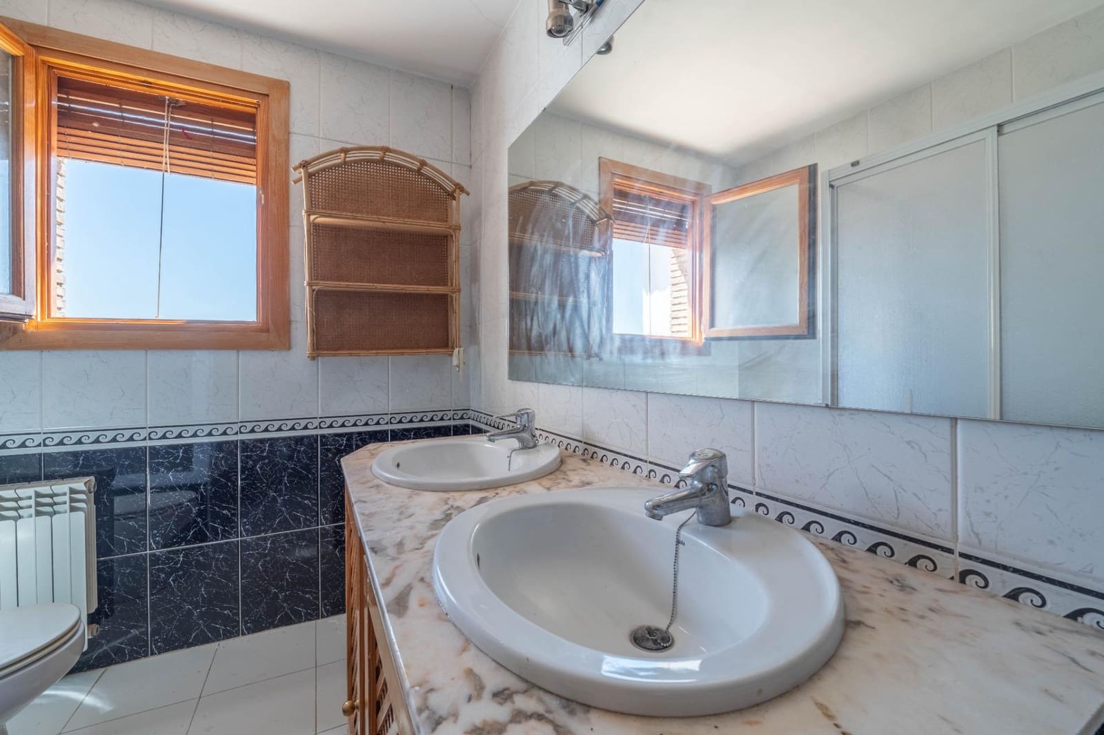 5 soverom Villa til salgs i Las Gabias med svømmebasseng garasje - € 425 000 (Ref: 9970609)