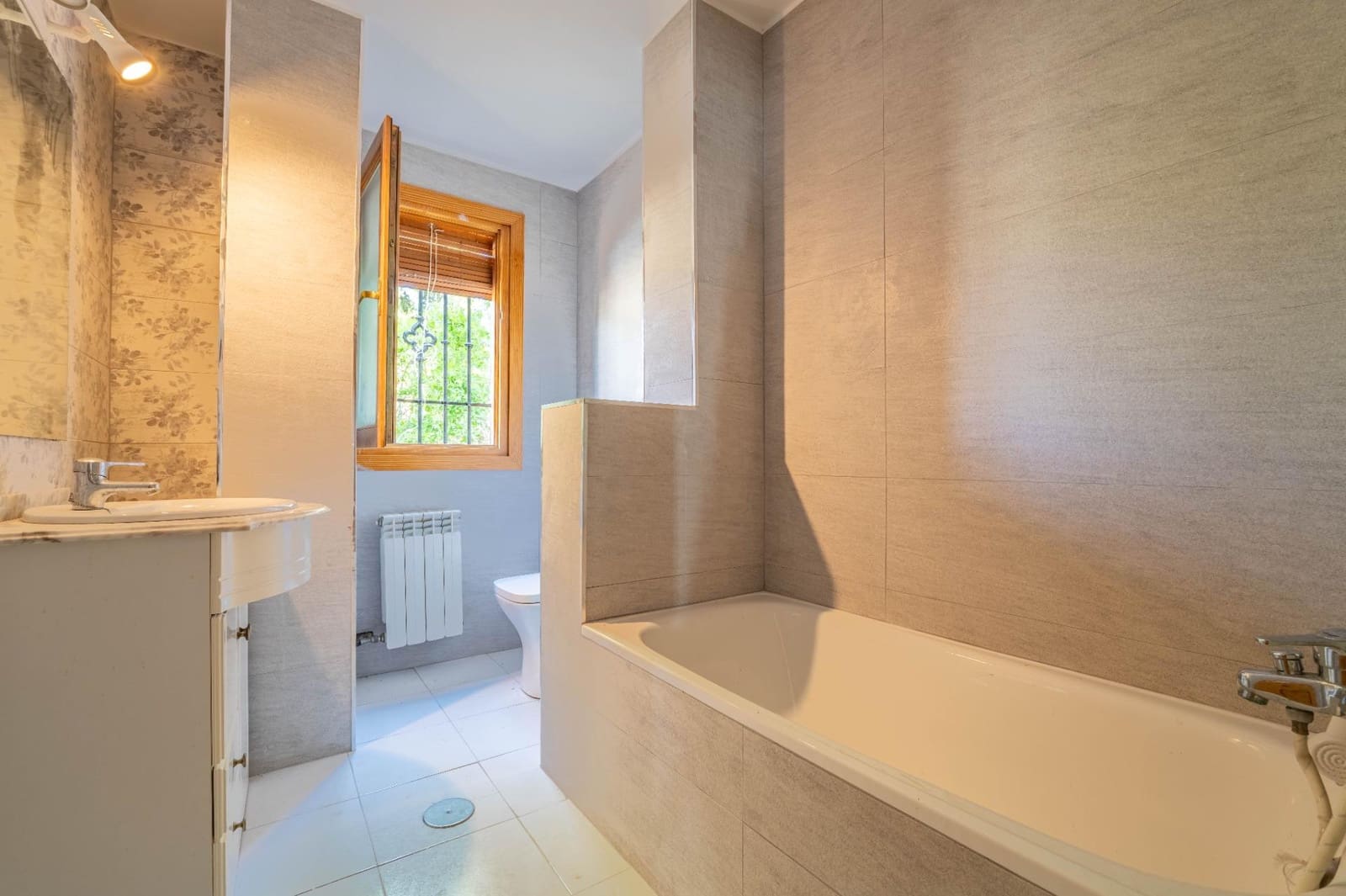 5 soverom Villa til salgs i Las Gabias med svømmebasseng garasje - € 425 000 (Ref: 9970609)