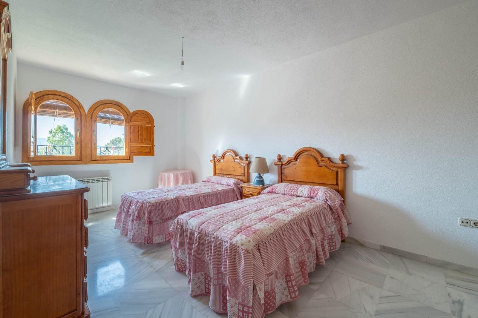 5 soverom Villa til salgs i Las Gabias med svømmebasseng garasje - € 425 000 (Ref: 9970609)