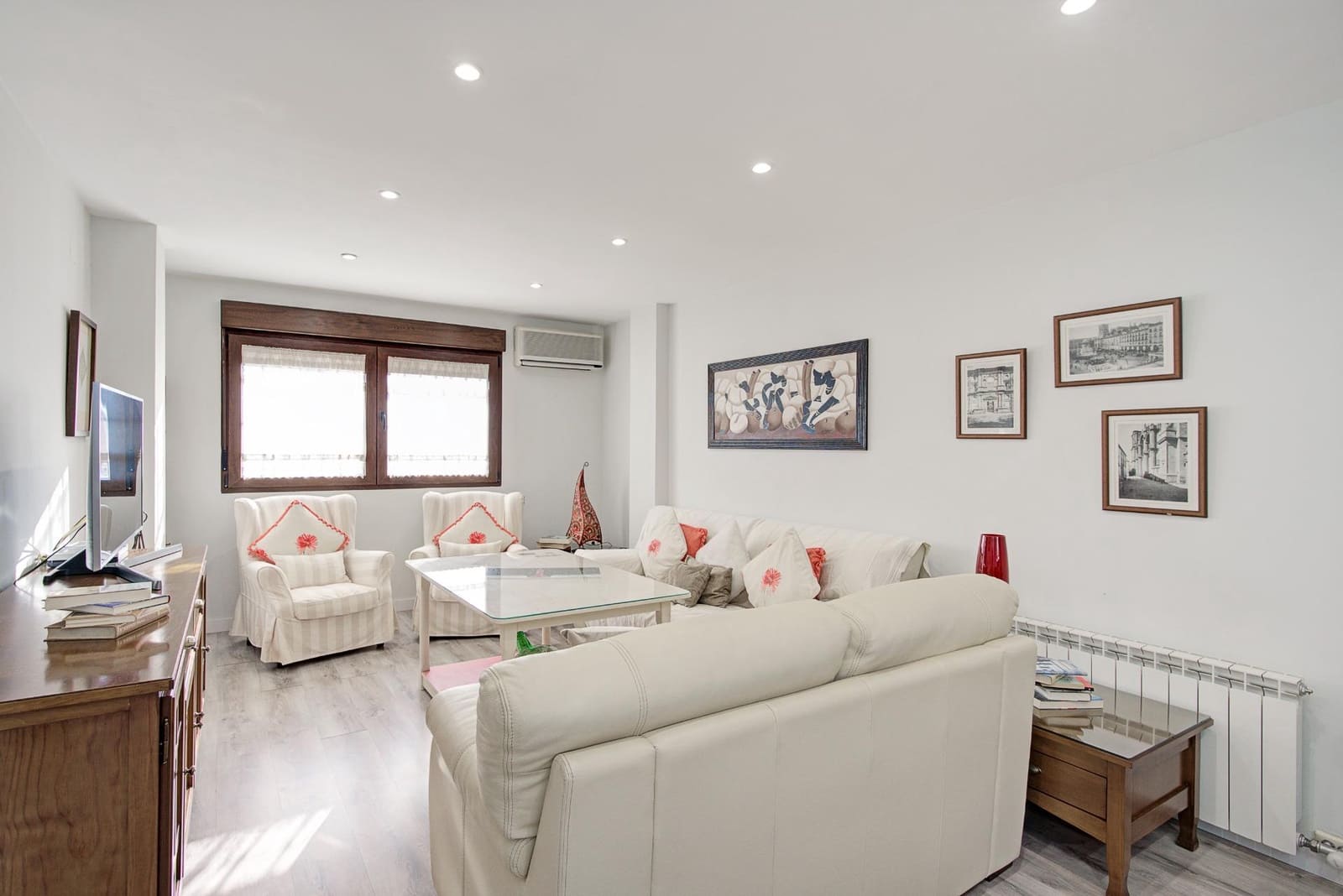3 slaapkamer Villa te koop in Jun met zwembad - € 370.000 (Ref: 9975432)