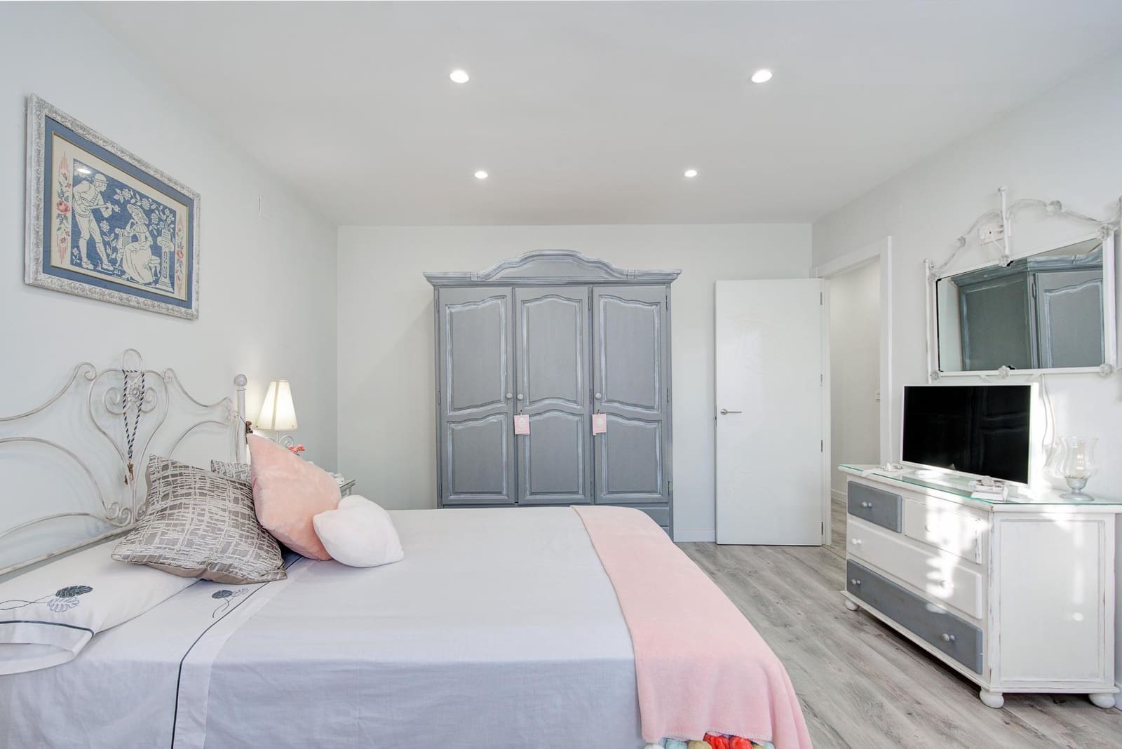 3 slaapkamer Villa te koop in Jun met zwembad - € 370.000 (Ref: 9975432)