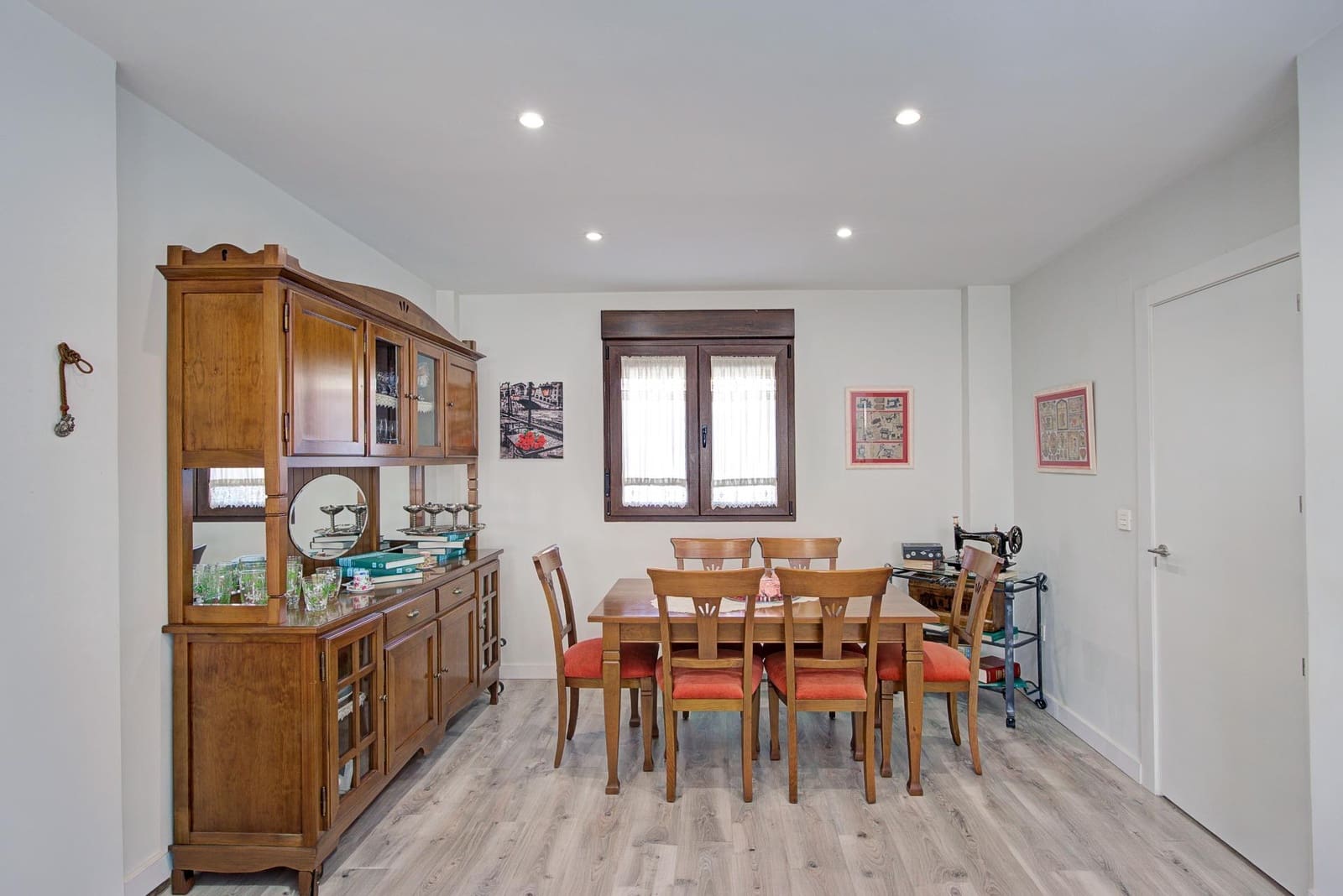 3 slaapkamer Villa te koop in Jun met zwembad - € 370.000 (Ref: 9975432)