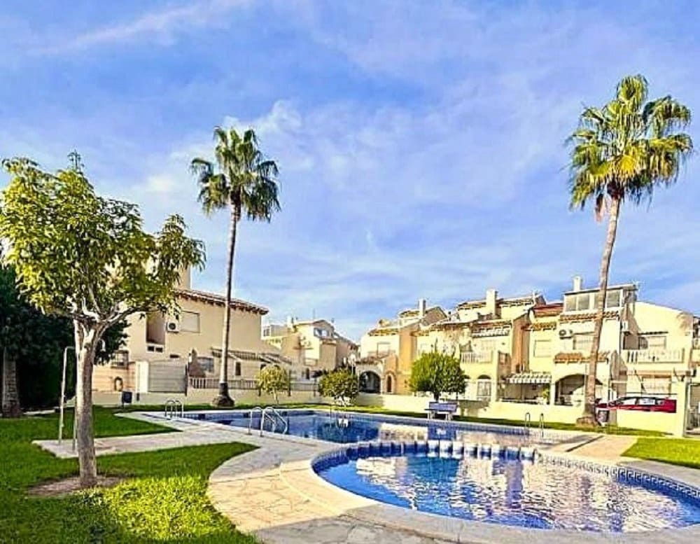 5 bedroom Villa for sale in Playa Flamenca with pool - € 209,950 (Ref: 9663603)