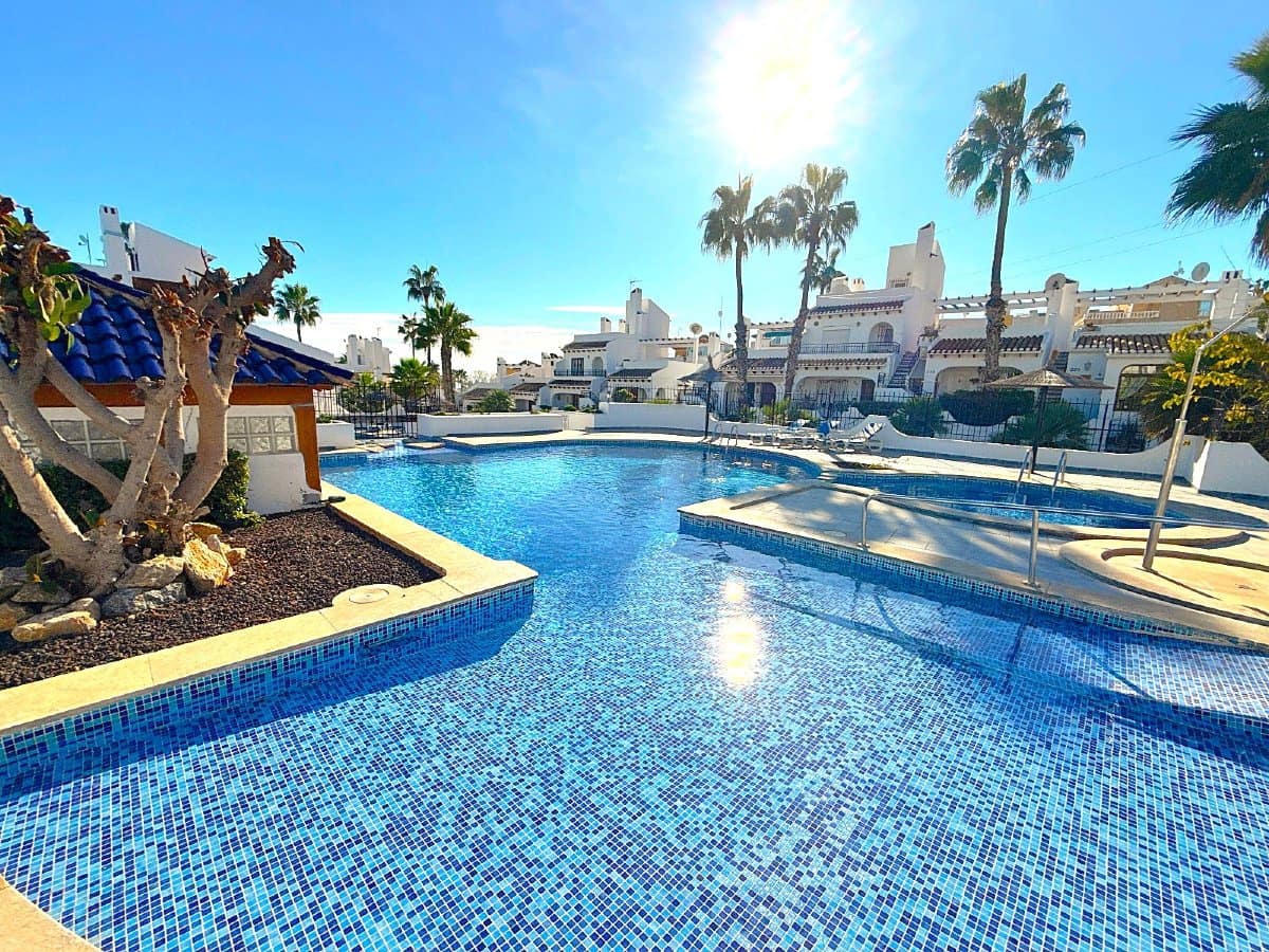 3 quarto Moradia para venda em Villamartin com piscina - 229 900 € (Ref: 9706074)