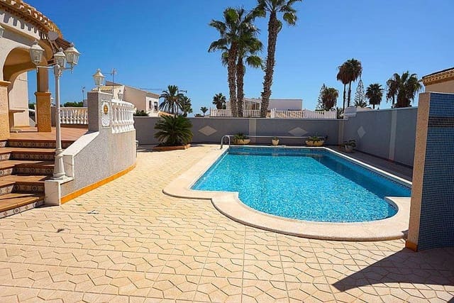 Chalet de 5 habitaciones en Playa Flamenca, Orihuela en venta con piscina garaje - 650.000 € (Ref: 9735056)