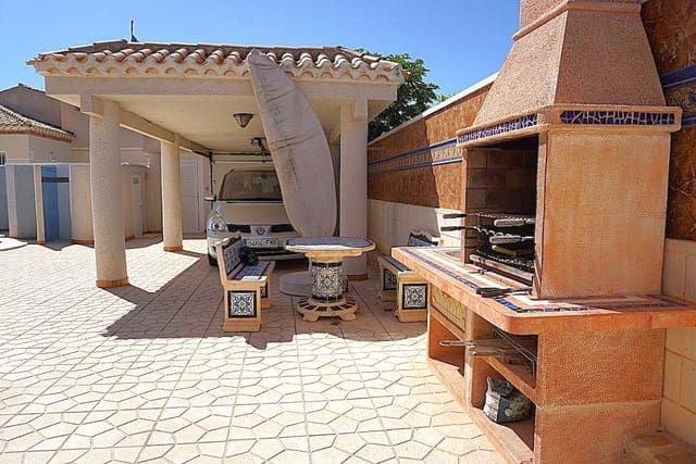 Chalet de 5 habitaciones en Playa Flamenca, Orihuela en venta con piscina garaje - 650.000 € (Ref: 9735056)