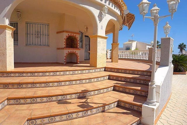 Chalet de 5 habitaciones en Playa Flamenca, Orihuela en venta con piscina garaje - 650.000 € (Ref: 9735056)