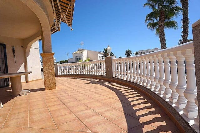 Chalet de 5 habitaciones en Playa Flamenca, Orihuela en venta con piscina garaje - 650.000 € (Ref: 9735056)