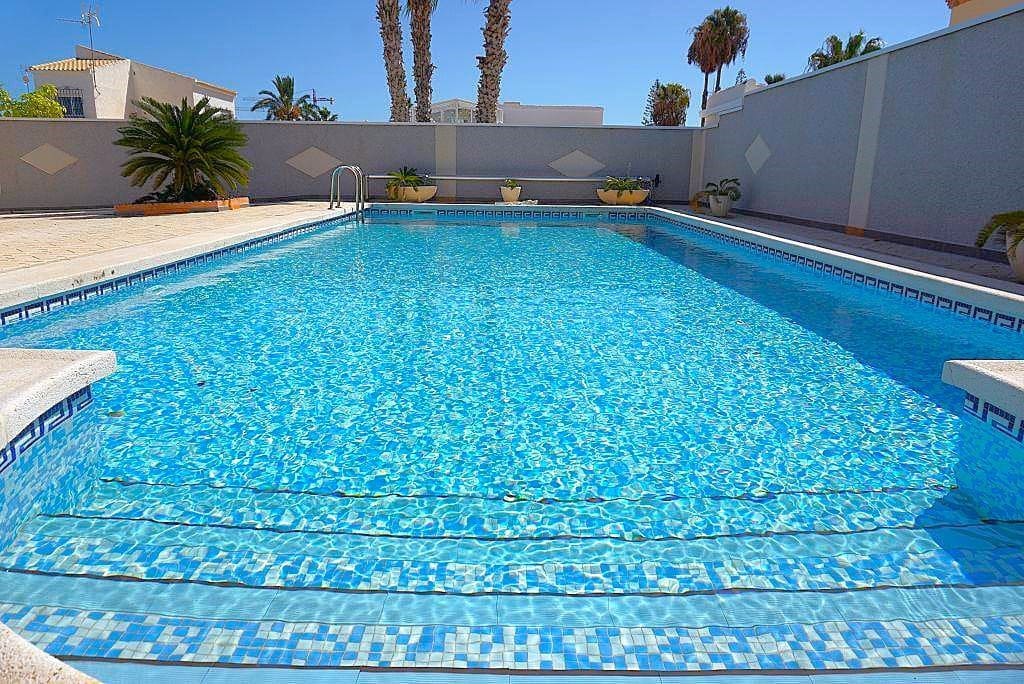 Chalet de 5 habitaciones en Playa Flamenca en venta con piscina garaje - 650.000 € (Ref: 9735056)