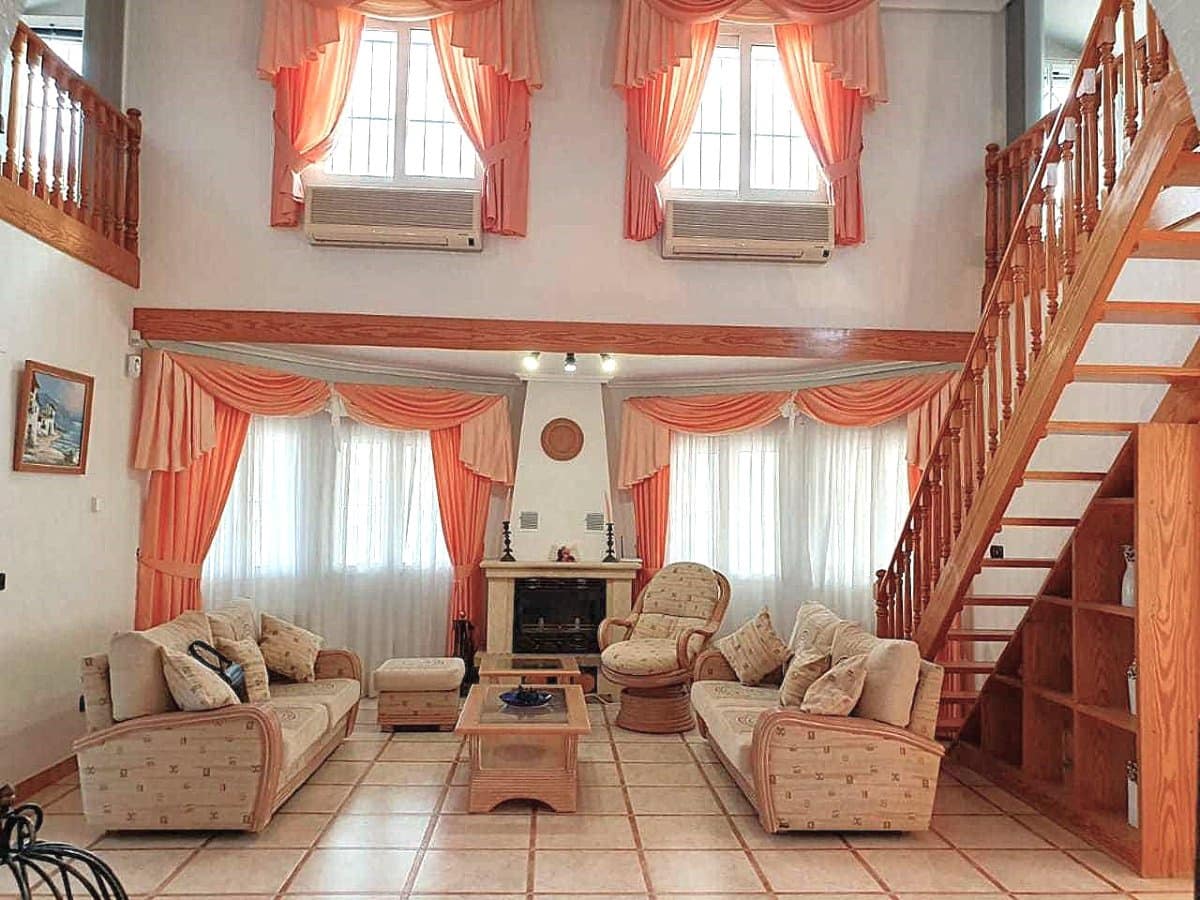 Chalet de 5 habitaciones en Playa Flamenca en venta con piscina garaje - 650.000 € (Ref: 9735056)