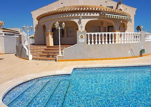 Chalet de 5 habitaciones en Playa Flamenca, Orihuela en venta con piscina garaje - 650.000 € (Ref: 9735056)