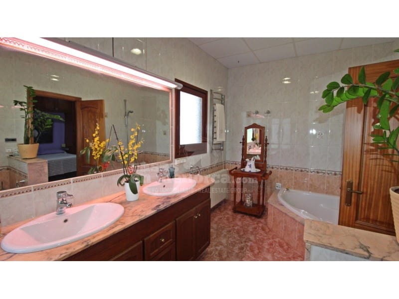 3 soveværelse Finca/Landehus til salg i La Argentina med swimmingpool garage - € 990.000 (Ref: 7962409)