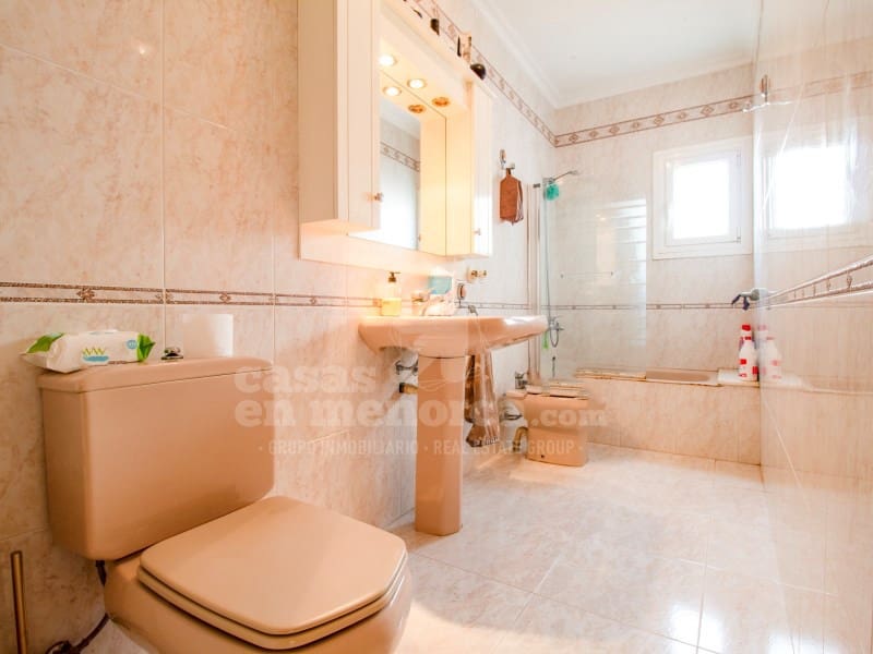 5 soveværelse Byhus til salg i Es Castell med garage - € 520.000 (Ref: 7979814)