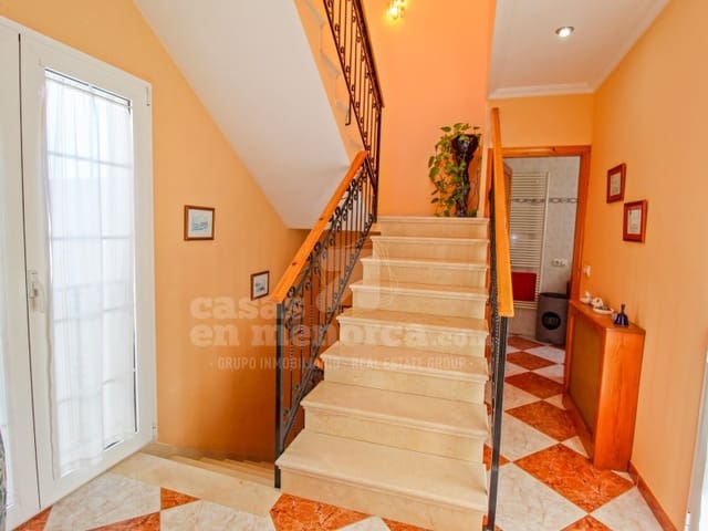 4 soveværelse Byhus til salg i Es Castell - € 570.000 (Ref: 7979894)