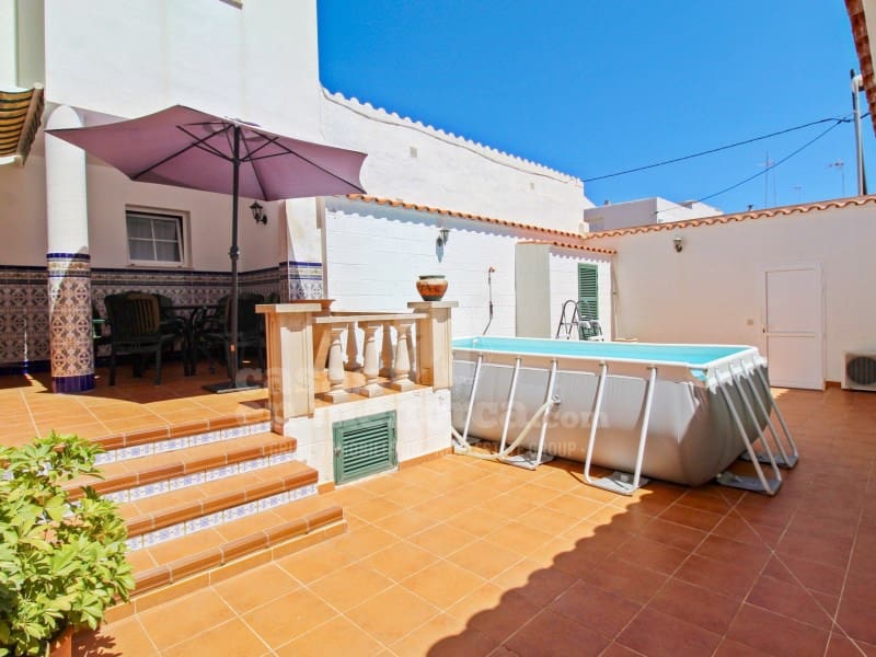 4 soveværelse Byhus til salg i Es Castell - € 570.000 (Ref: 7979894)