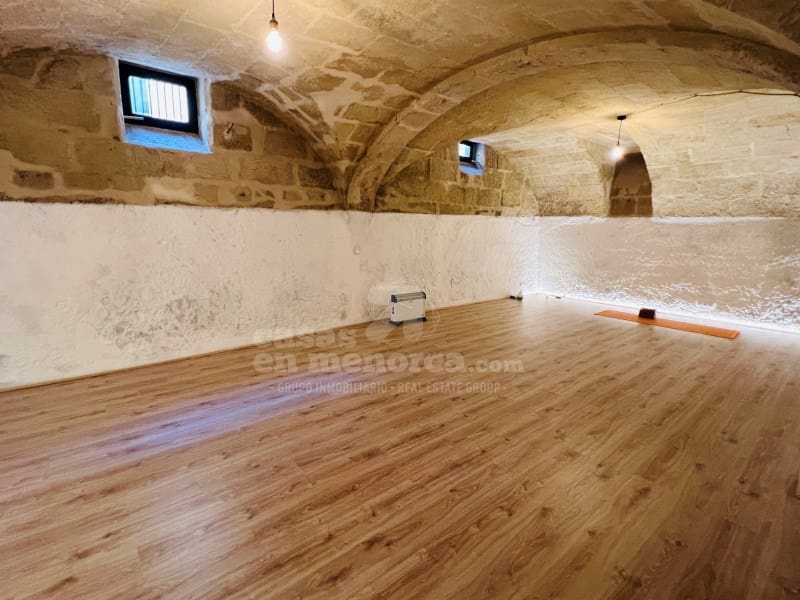 Commercial for sale in Mahon / Mao - € 180,000 (Ref: 7986141)