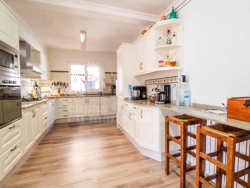 5 soveværelse Byhus til salg i Es Castell med swimmingpool garage - € 745.000 (Ref: 7986146)