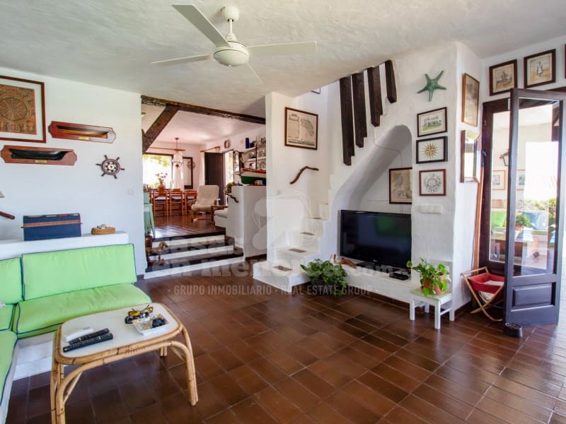 7 soveværelse Villa til salg i Binibeca med swimmingpool garage - € 1.350.000 (Ref: 8477981)