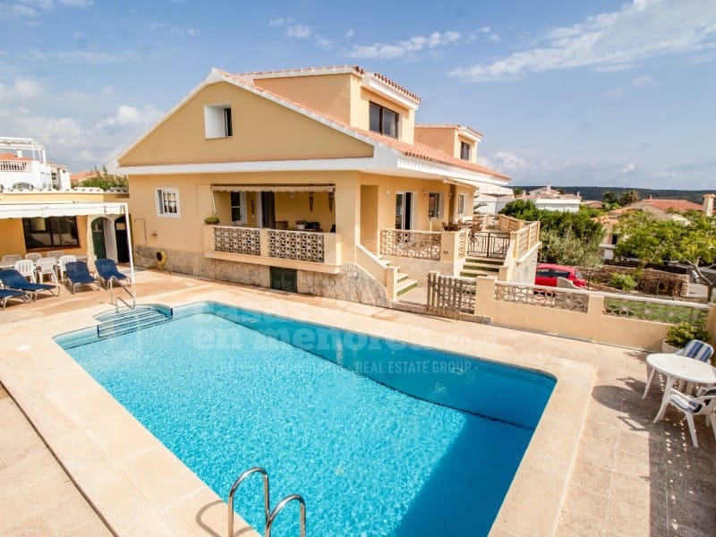 7 slaapkamer Villa te koop in Es Castell met zwembad - € 980.000 (Ref: 8500621)