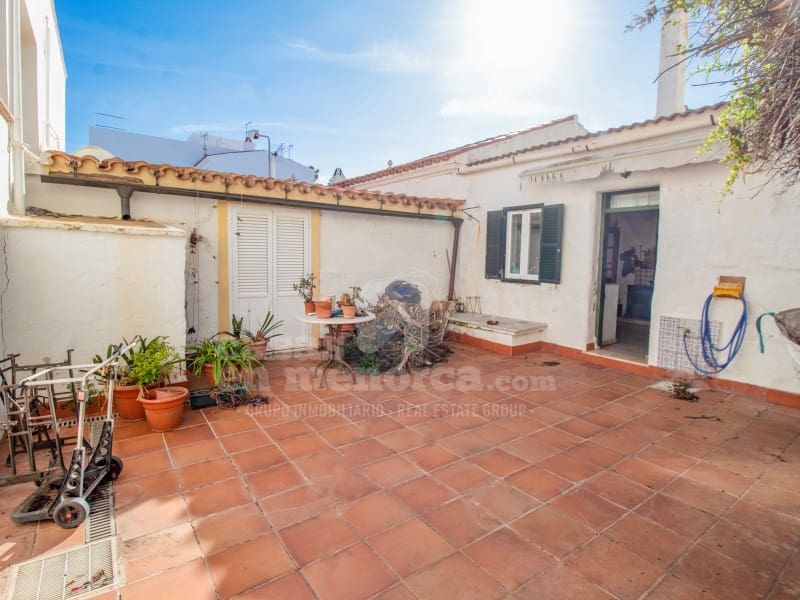 3 soveværelse Byhus til salg i Es Castell med garage - € 450.000 (Ref: 8737628)