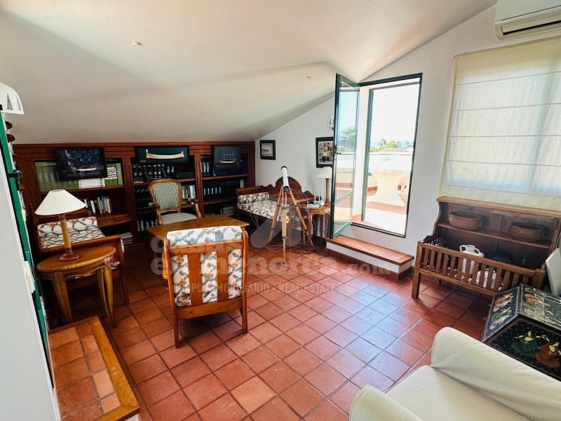 5 bedroom Villa for sale in Son Xoriguer with garage - € 940,000 (Ref: 8757897)