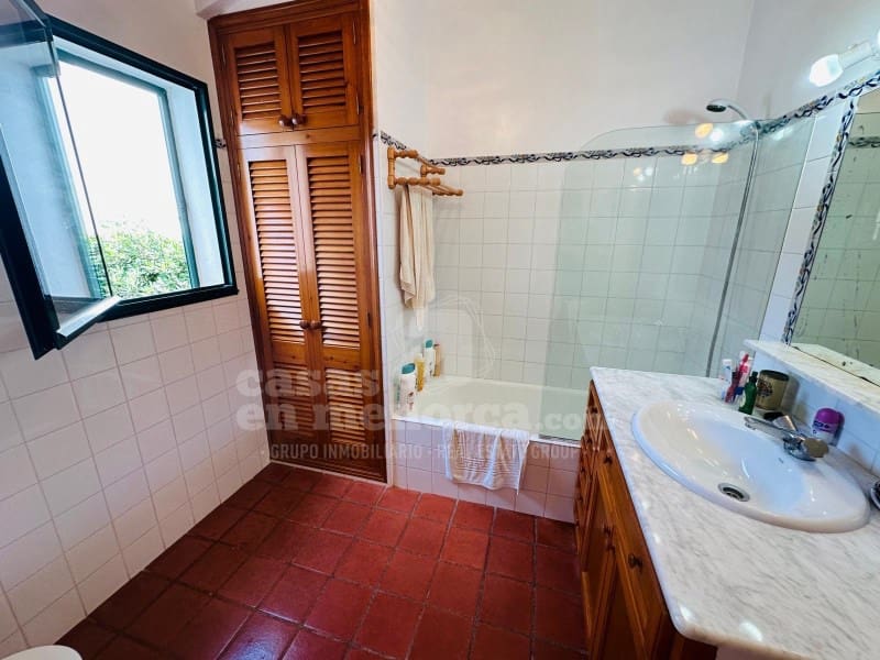 5 bedroom Villa for sale in Son Xoriguer with garage - € 940,000 (Ref: 8757897)