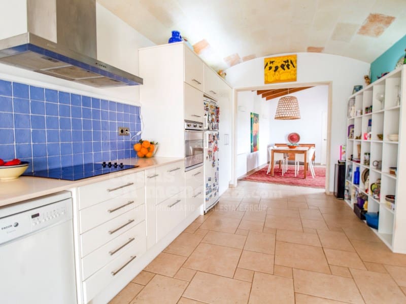 4 soveværelse Finca/Landehus til salg i Llucmacanes med swimmingpool garage - € 790.000 (Ref: 8888615)