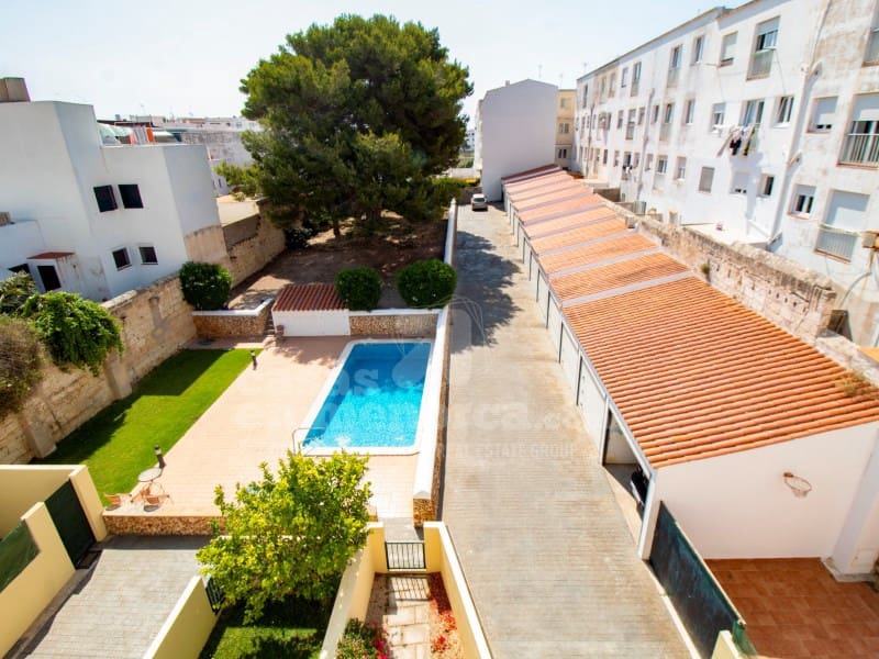 3 soveværelse Lejlighed til salg i Es Castell med swimmingpool garage - € 399.500 (Ref: 9081996)