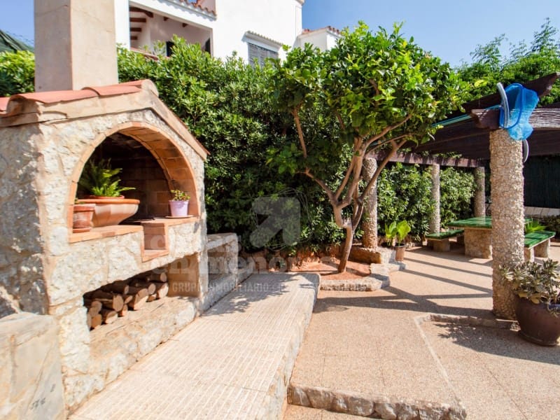 6 soveværelse Villa til salg i Punta Grossa med swimmingpool - € 650.000 (Ref: 9118957)