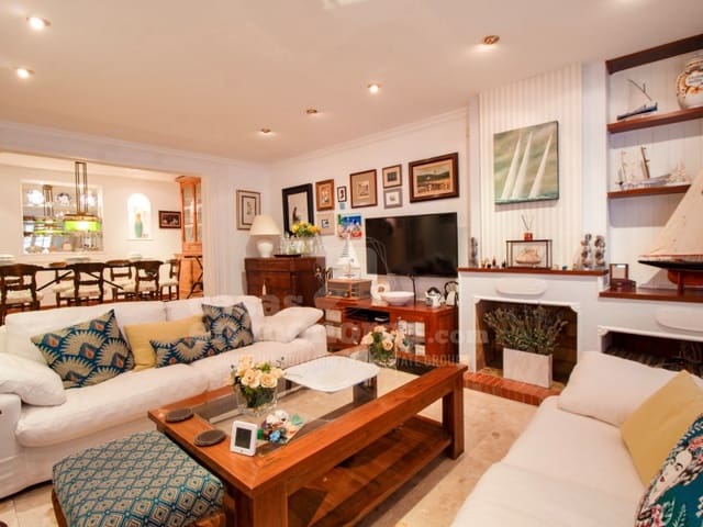 5 bedroom Townhouse for sale in Es Castell - € 615,000 (Ref: 9228837)