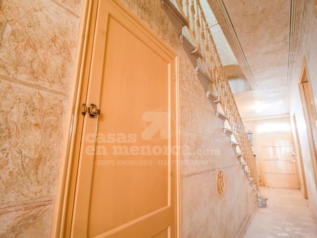 6 soveværelse Byhus til salg i Es Castell - € 550.000 (Ref: 9430953)