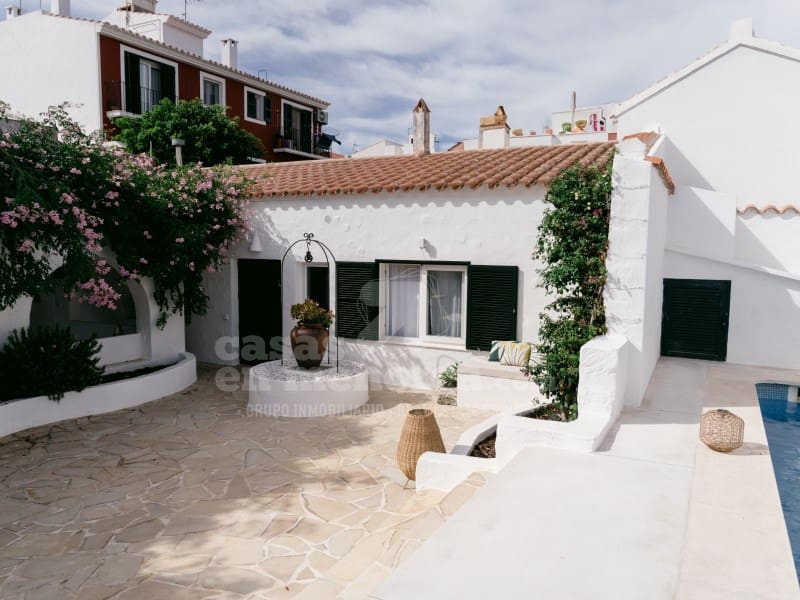 5 soveværelse Villa til salg i Es Castell med swimmingpool - € 1.200.000 (Ref: 9738396)