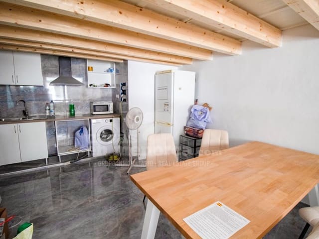 Kaupallinen myytävänä paikassa Es Castell - 298 000 € (Ref: 9820271)