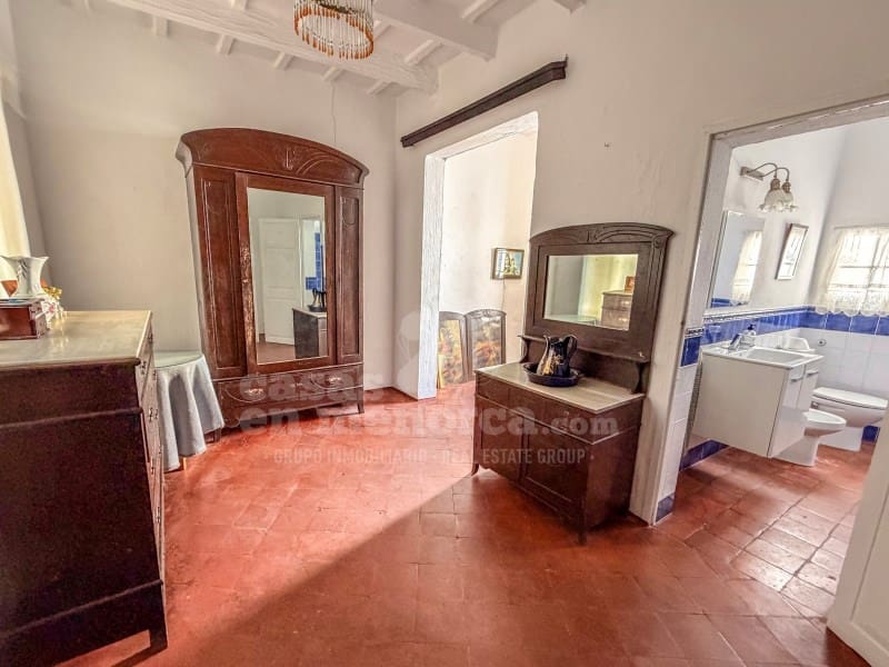 6 bedroom Townhouse for sale in Ciutadella de Menorca with garage - € 695,000 (Ref: 9861715)