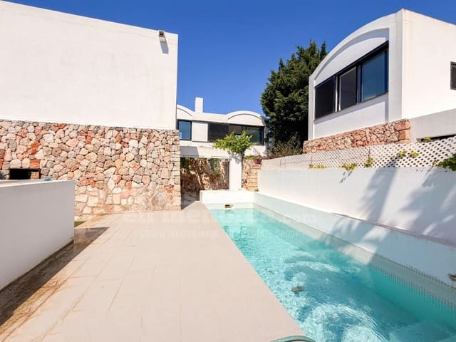 3 makuuhuone Huvila myytävänä paikassa Cala Blanca, Ciutadella de Menorca mukana uima-altaan 
autotalli - 890 000 € (Ref: 9875914)
