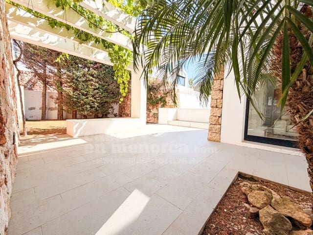 3 makuuhuone Huvila myytävänä paikassa Cala Blanca, Ciutadella de Menorca mukana uima-altaan 
autotalli - 890 000 € (Ref: 9875914)
