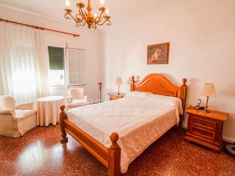 4 bedroom Townhouse for sale in Es Castell with garage - € 495,000 (Ref: 9974996)