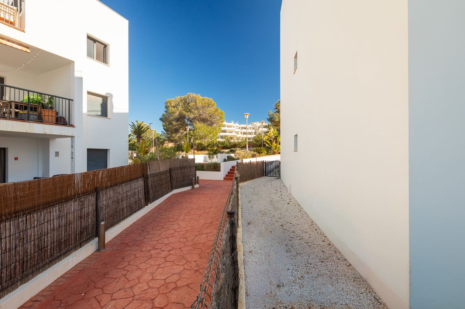 3 slaapkamer Strandappartement te koop in Cala Tarida met zwembad garage - € 630.000 (Ref: 9916348)
