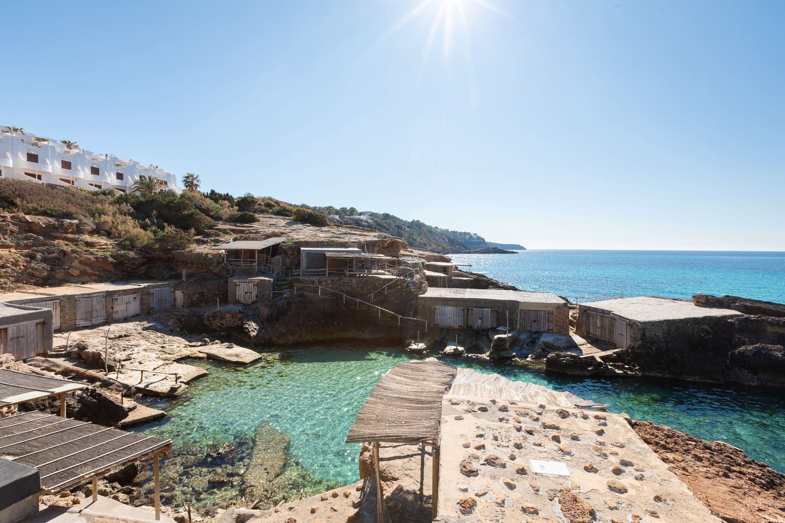 3 slaapkamer Strandappartement te koop in Cala Tarida met zwembad garage - € 630.000 (Ref: 9916348)