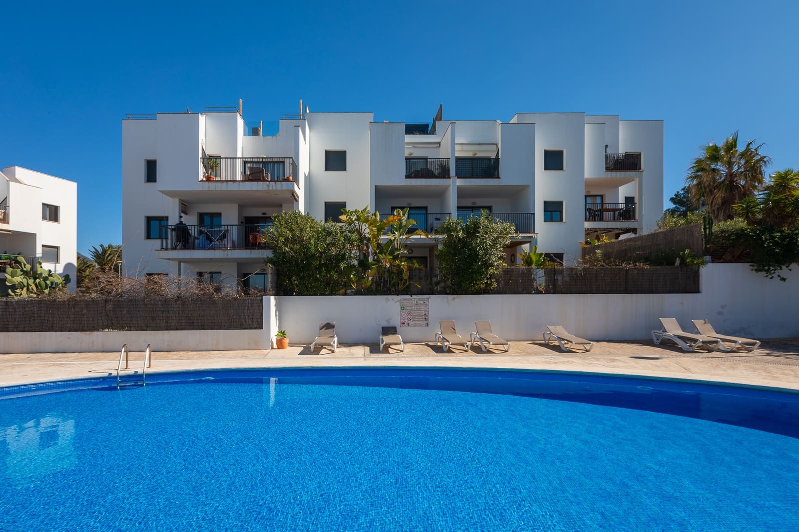 3 slaapkamer Strandappartement te koop in Cala Tarida met zwembad garage - € 630.000 (Ref: 9916348)