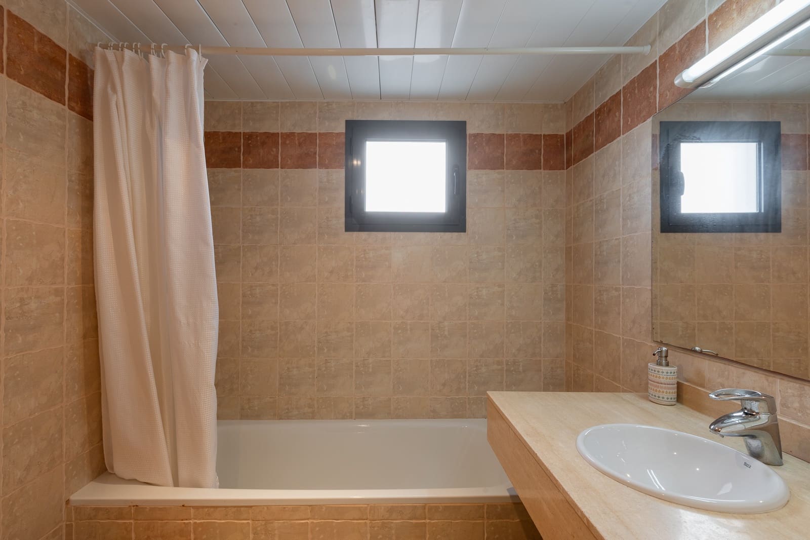 3 slaapkamer Strandappartement te koop in Cala Tarida met zwembad garage - € 630.000 (Ref: 9916348)