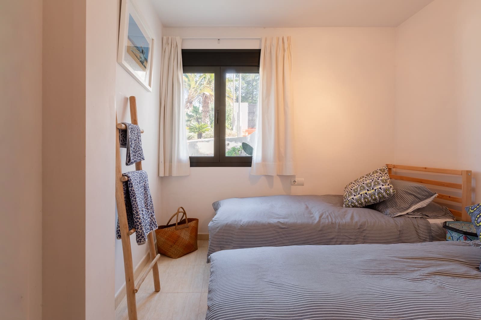 3 slaapkamer Strandappartement te koop in Cala Tarida met zwembad garage - € 630.000 (Ref: 9916348)