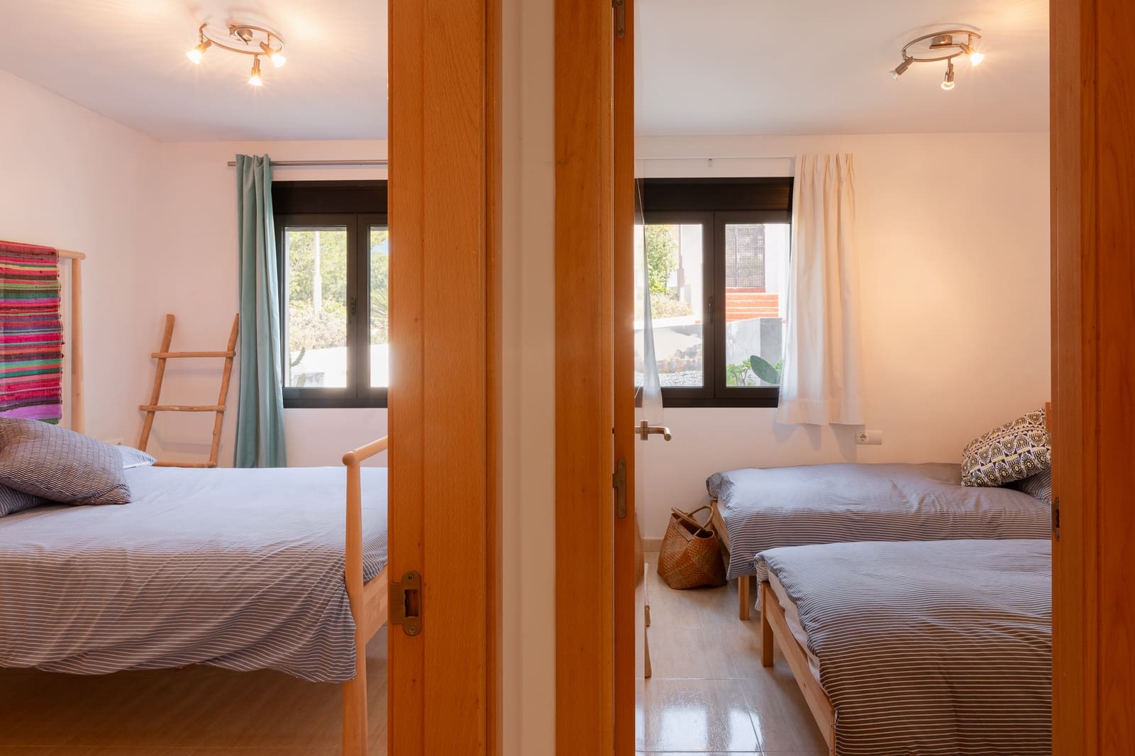 3 slaapkamer Strandappartement te koop in Cala Tarida met zwembad garage - € 630.000 (Ref: 9916348)