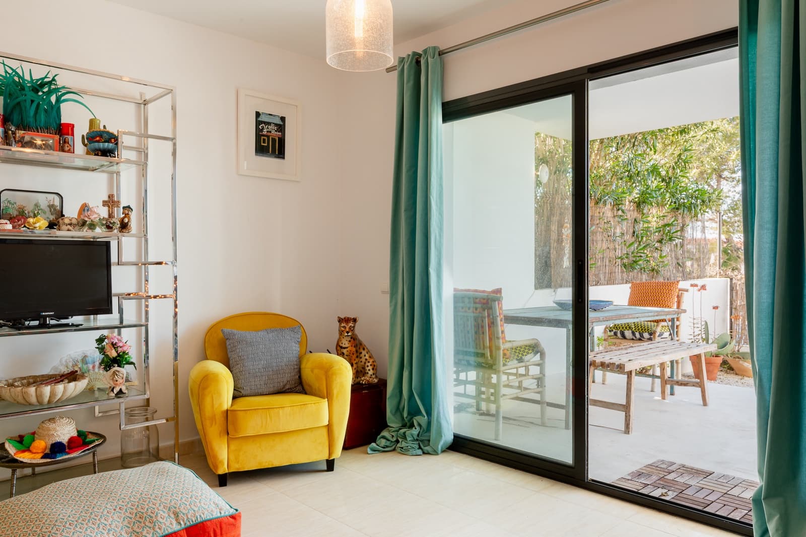 3 slaapkamer Strandappartement te koop in Cala Tarida met zwembad garage - € 630.000 (Ref: 9916348)
