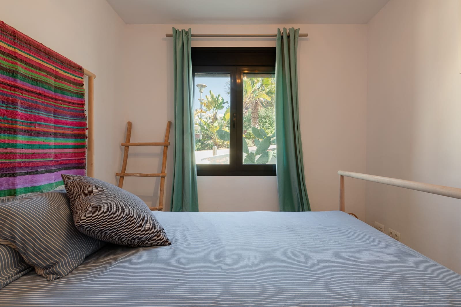 3 slaapkamer Strandappartement te koop in Cala Tarida met zwembad garage - € 630.000 (Ref: 9916348)