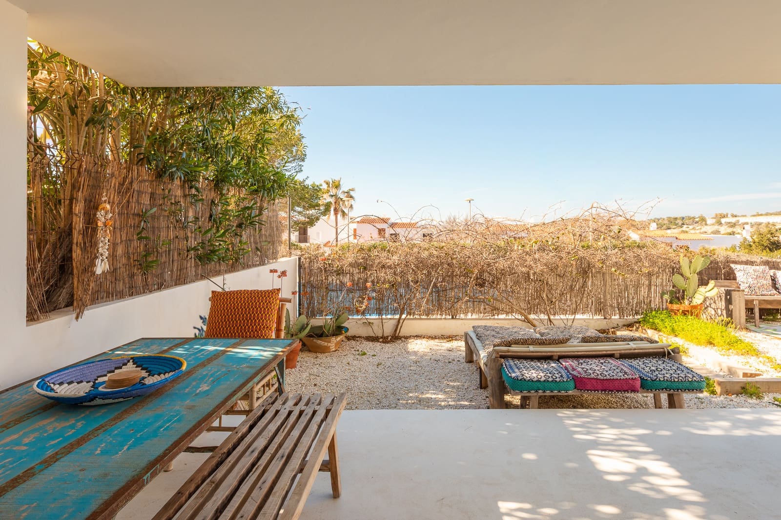 3 slaapkamer Strandappartement te koop in Cala Tarida met zwembad garage - € 630.000 (Ref: 9916348)