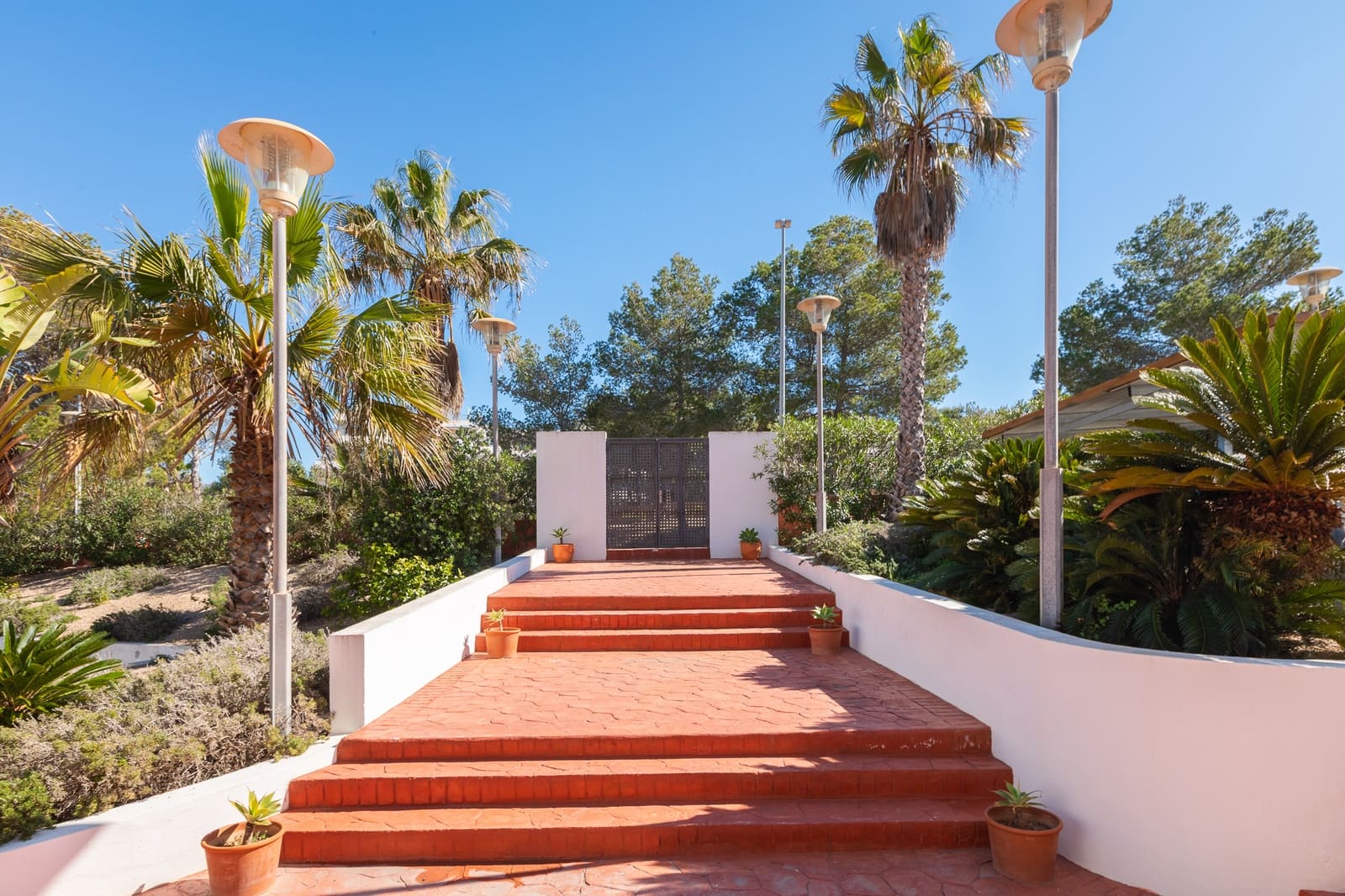 3 slaapkamer Strandappartement te koop in Cala Tarida met zwembad garage - € 630.000 (Ref: 9916348)