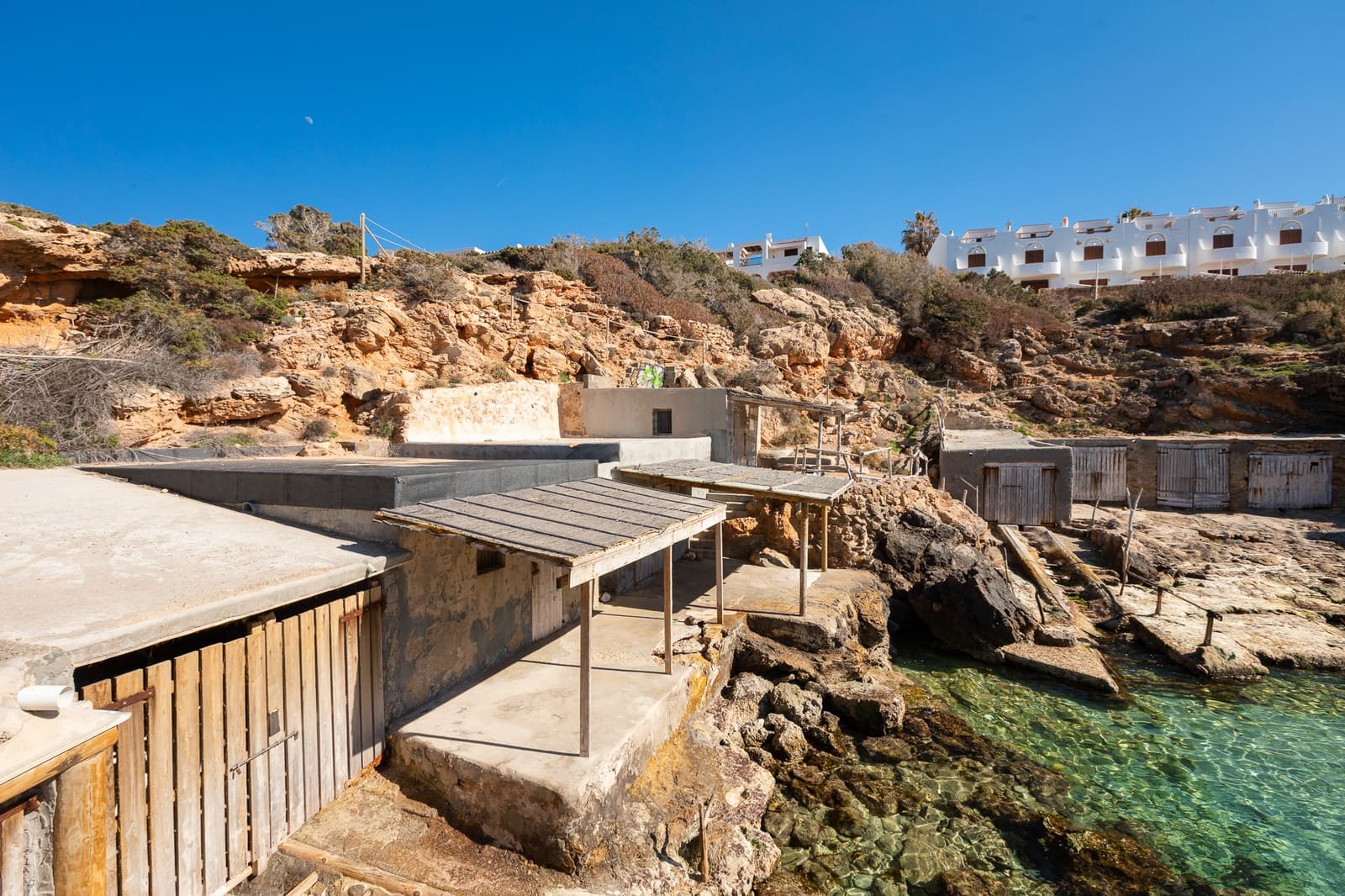 3 slaapkamer Strandappartement te koop in Cala Tarida met zwembad garage - € 630.000 (Ref: 9916348)