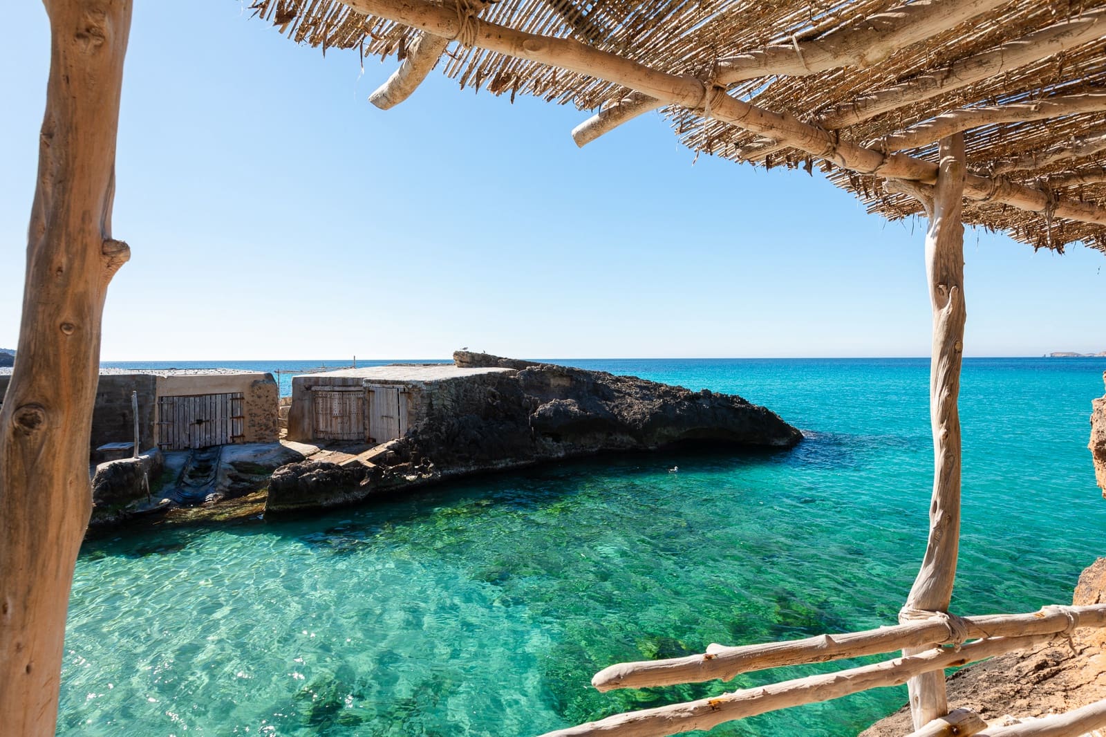 3 slaapkamer Strandappartement te koop in Cala Tarida met zwembad garage - € 630.000 (Ref: 9916348)