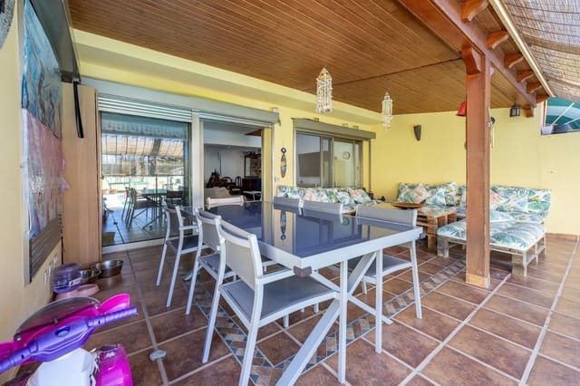 4 sypialnia Dom blizniak na sprzedaż w Playa del Inglés, San Bartolomé de Tirajana z basenem - 1 490 000 € (Ref: 10155297)
